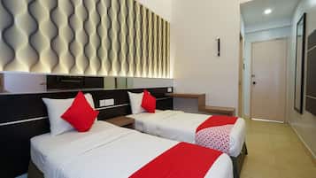 Habitación Deluxe con 2 camas individuales | Espacio para trabajar con laptop, wifi gratis y ropa de cama