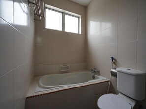 Premium Suite | Bathroom | Shower, rainfall showerhead, free toiletries, towels - Hotel O Hotel Orchard Inn (Lumut)