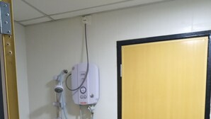 Une salle de bain avec une douche, des toilettes et un lavabo.