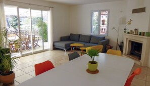 TV, fireplace, ping pong, books