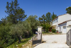 Exterior - Quiet house with swim pool & children's playground - 15 km from Hyères & Toulon (Sollies-Toucas)