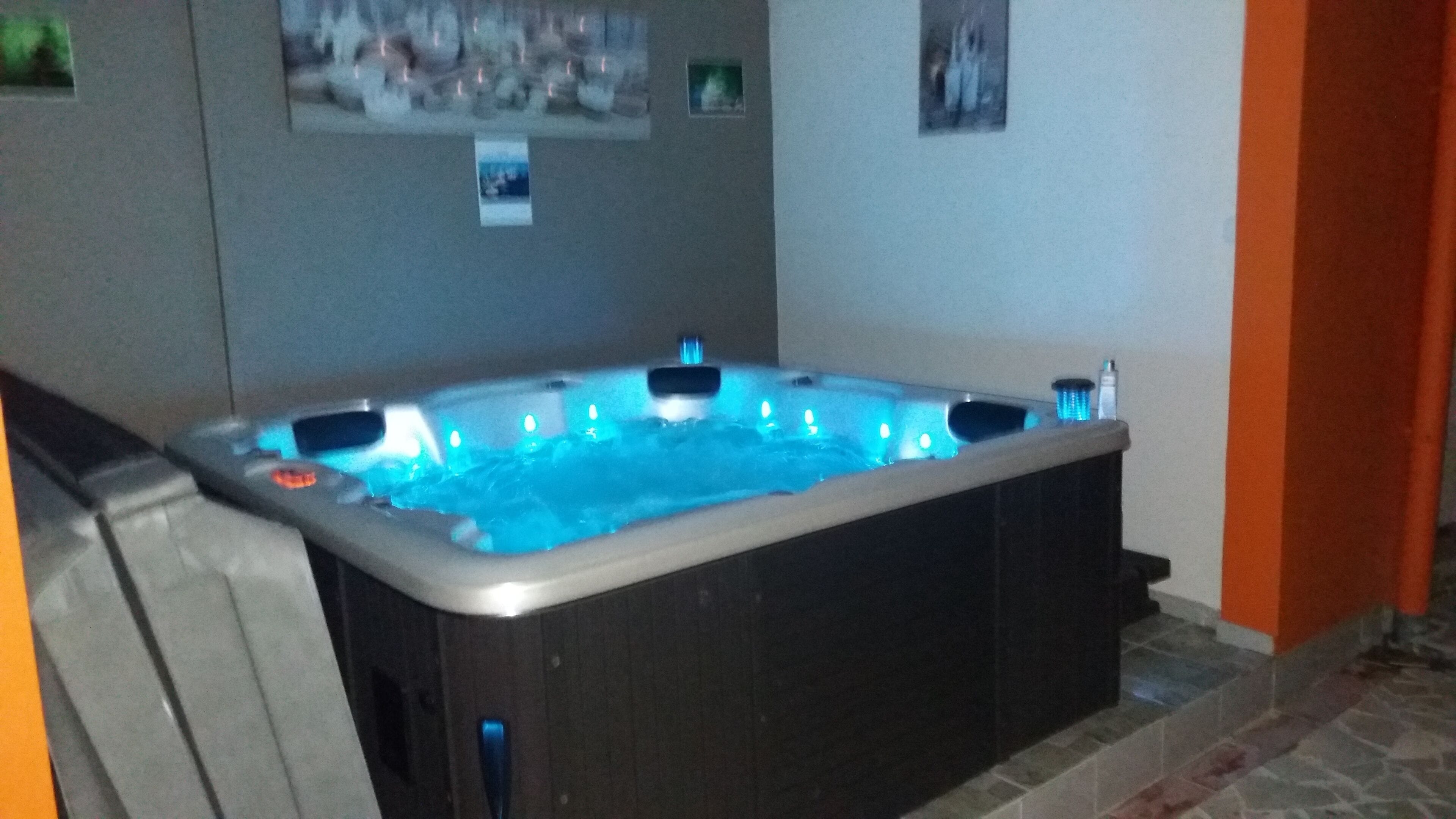 Indoor spa tub