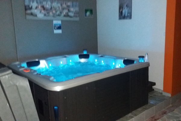 Indoor spa tub