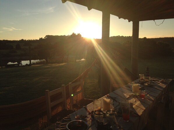 A table set up outdoors with a view of the sunset. - Beach House facing the sea in dreaming Estancia (Punta del Este)