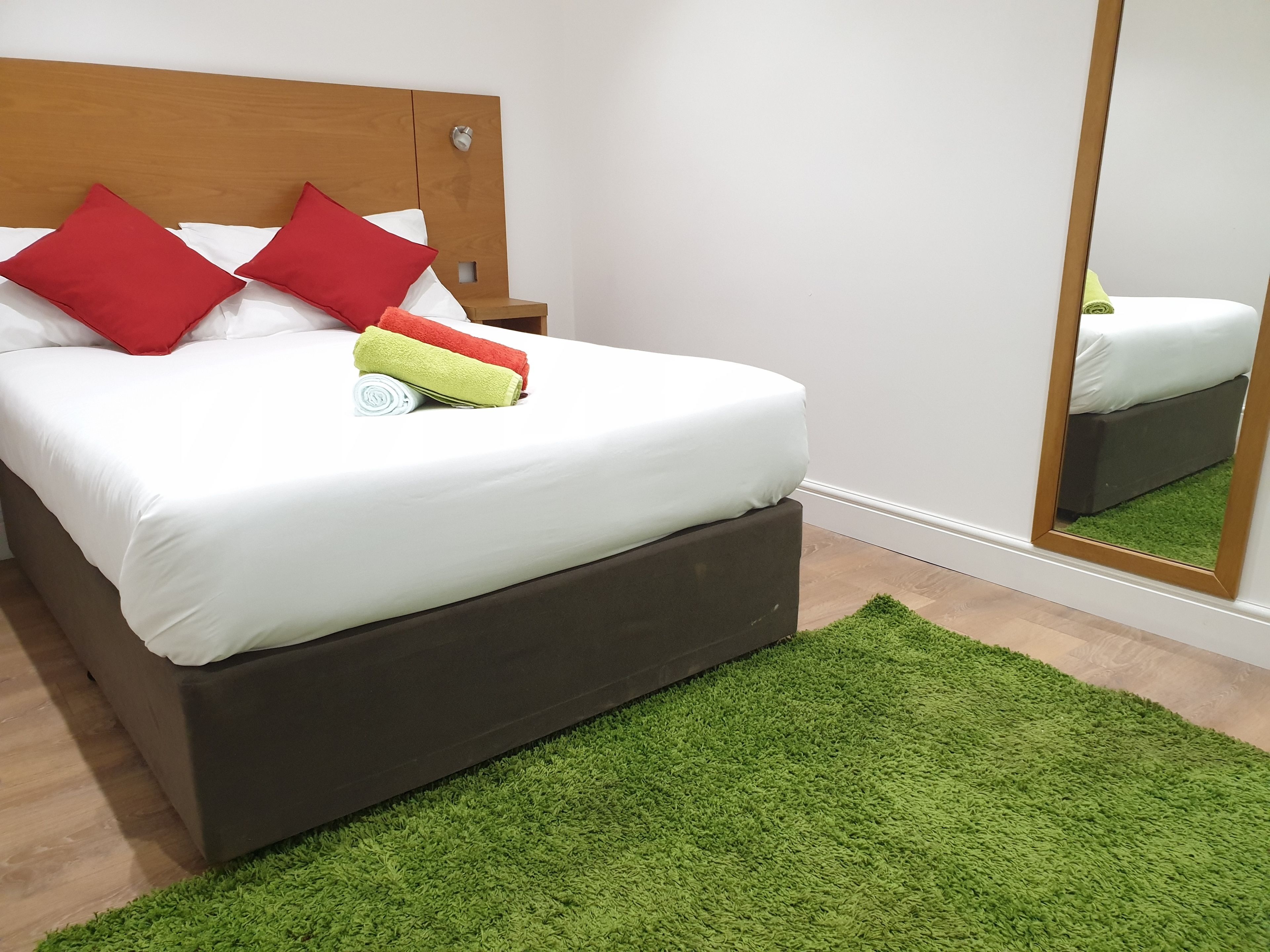 Tabla de planchar con plancha, wifi gratis y ropa de cama 