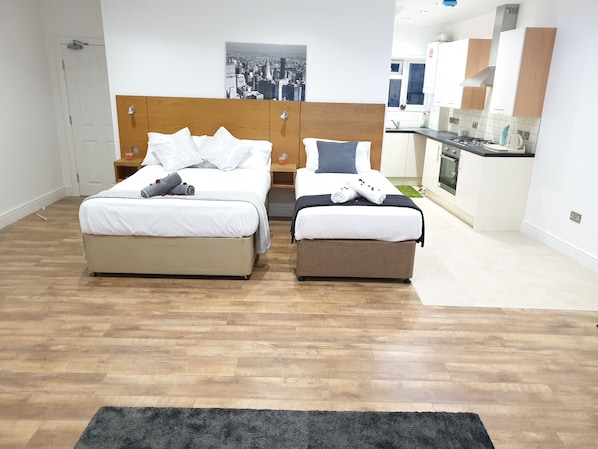 Tabla de planchar con plancha, wifi gratis y ropa de cama