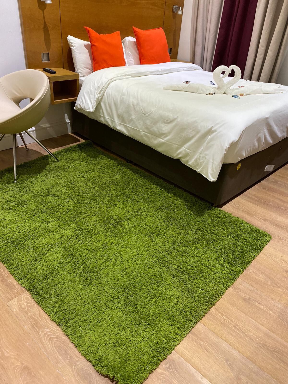 Tabla de planchar con plancha, wifi gratis y ropa de cama 