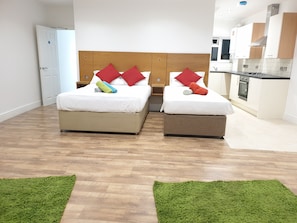 Tabla de planchar con plancha, wifi gratis y ropa de cama