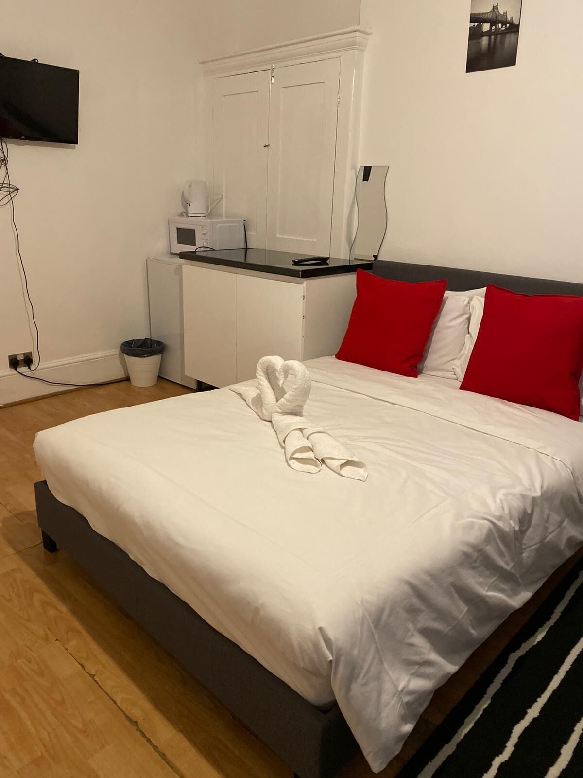 Tabla de planchar con plancha, wifi gratis y ropa de cama 