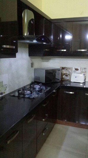 Een koelkast, een magnetron, een kookplaat, een broodrooster