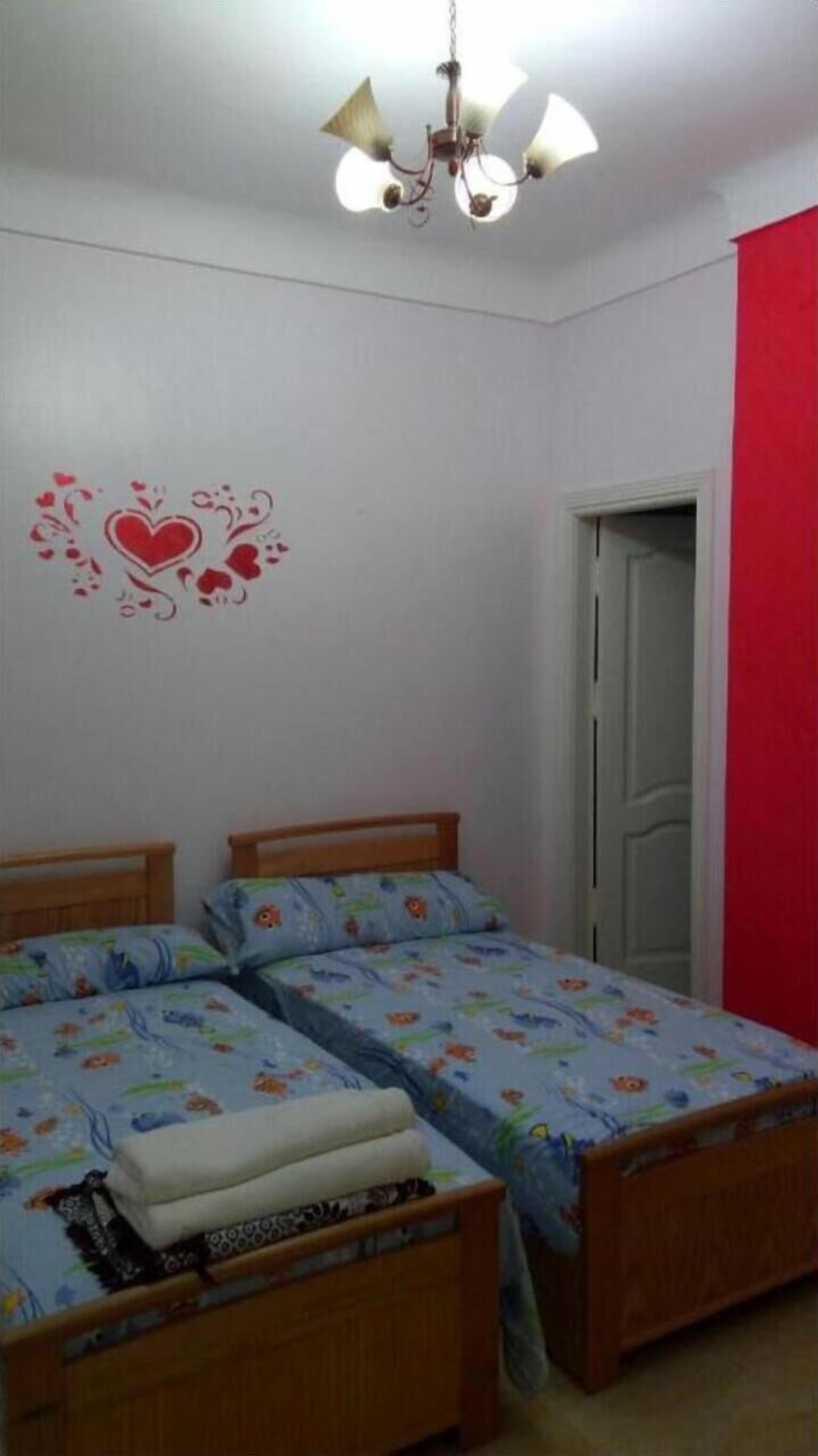 2 slaapkamers, een strijkplank/strijkijzer, gratis wifi, beddengoed