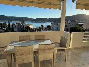 Outdoor dining - Explore Athens and Beyond (Markopoulo Mesogaias)