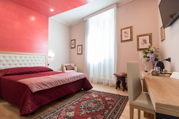 Deluxe kamer (Scarlatto) | Luxe beddengoed, donzen dekbedden, een minibar, individueel gedecoreerd