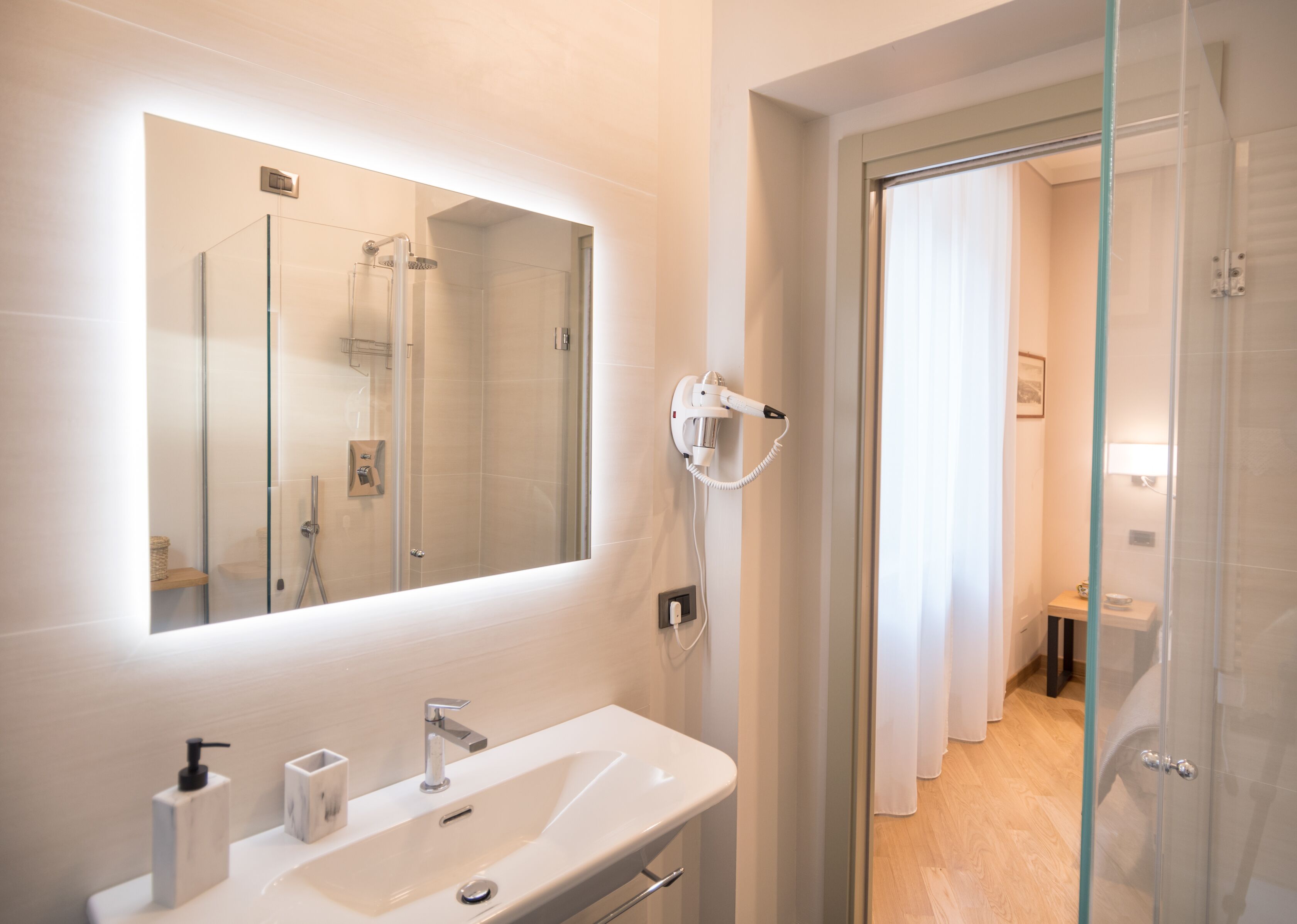 Habitación de diseño | Baño | Ducha, artículos de higiene personal gratuitos y secador de pelo