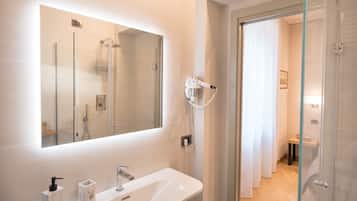 Habitación de diseño | Baño | Ducha, artículos de higiene personal gratuitos y secador de pelo