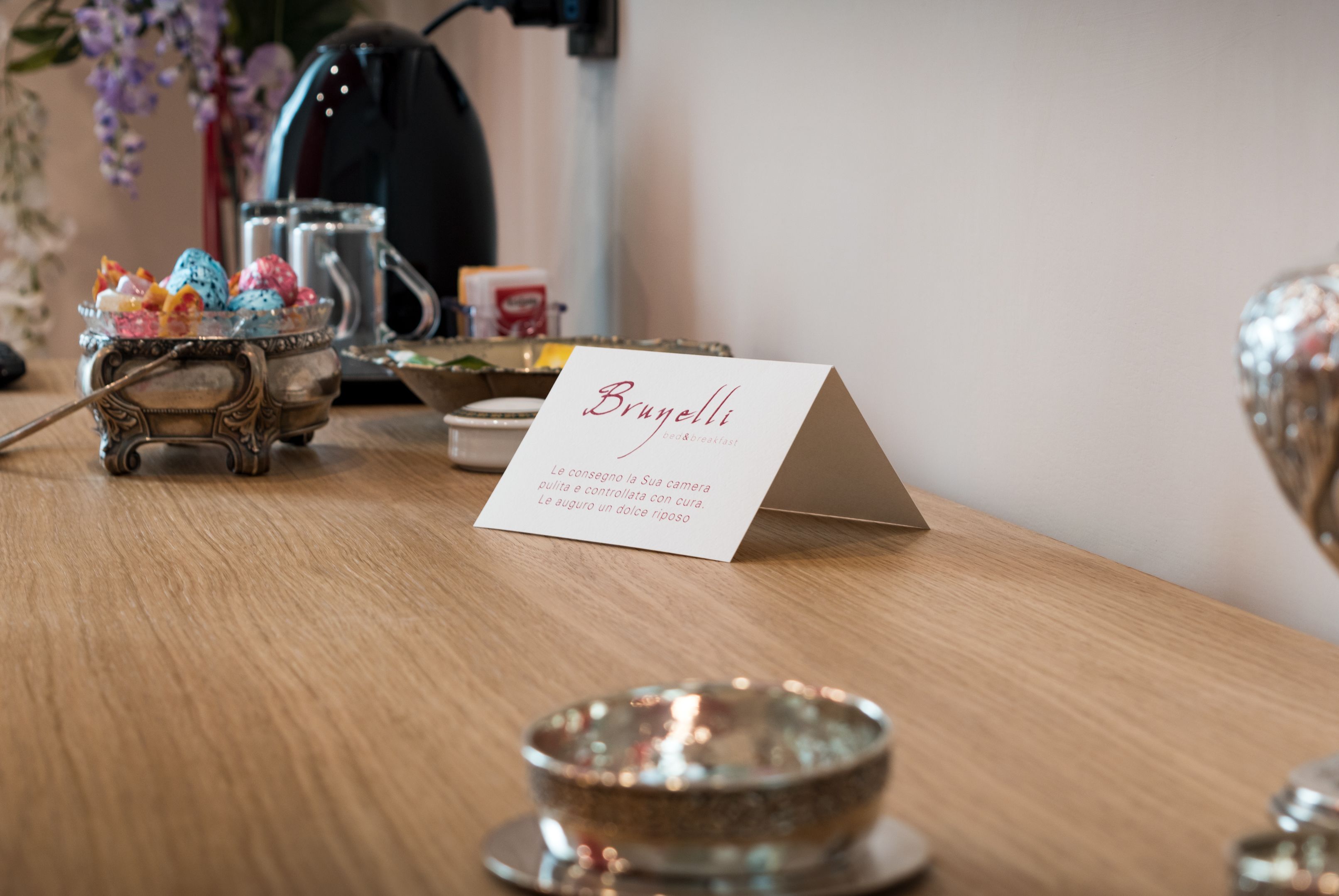 Una mesa con un letrero que dice "Brugella" y un pequeño cuenco.