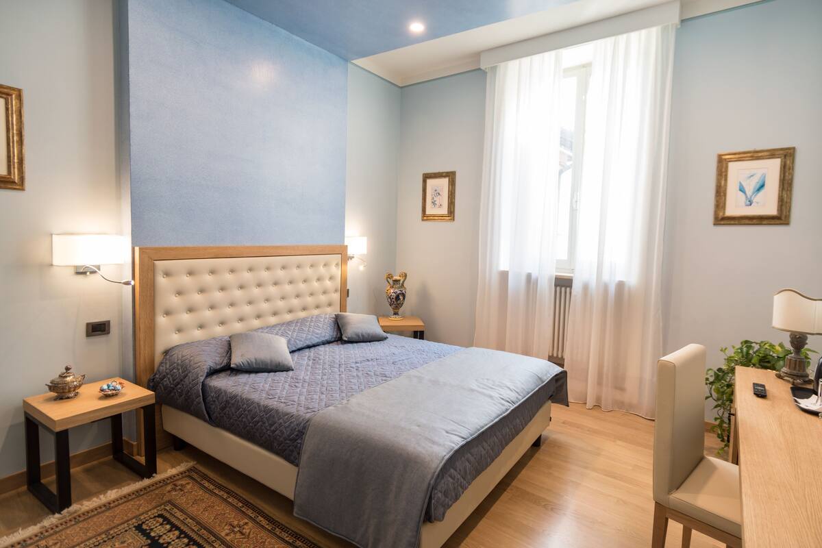 Premium bedding, down duvets, minibar, desk