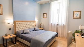 Design-Zimmer (Indaco) | Hochwertige Bettwaren, Daunenbettdecken, Minibar, individuell dekoriert