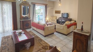 TV, DVD player, livros, videoteca