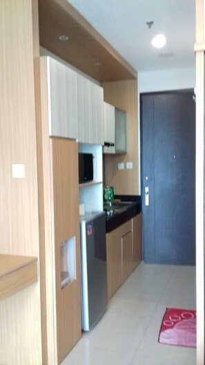 Estudio urbano | Cocineta privada | Refrigerador, parrilla de estufa y utensilios de cocina 