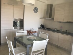 Kühlschrank, Ofen, Herdplatte, Geschirrspüler