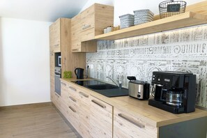 Kühlschrank, Mikrowelle, Ofen, Herdplatte