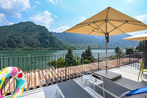 Directly on the lake with two bedrooms