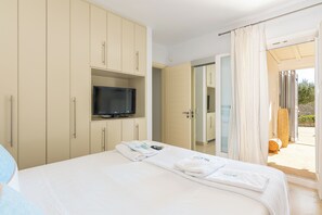 8 bedrooms, in-room safe, desk, iron/ironing board