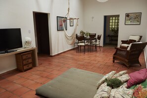 TV, mesa de pingue-pongue