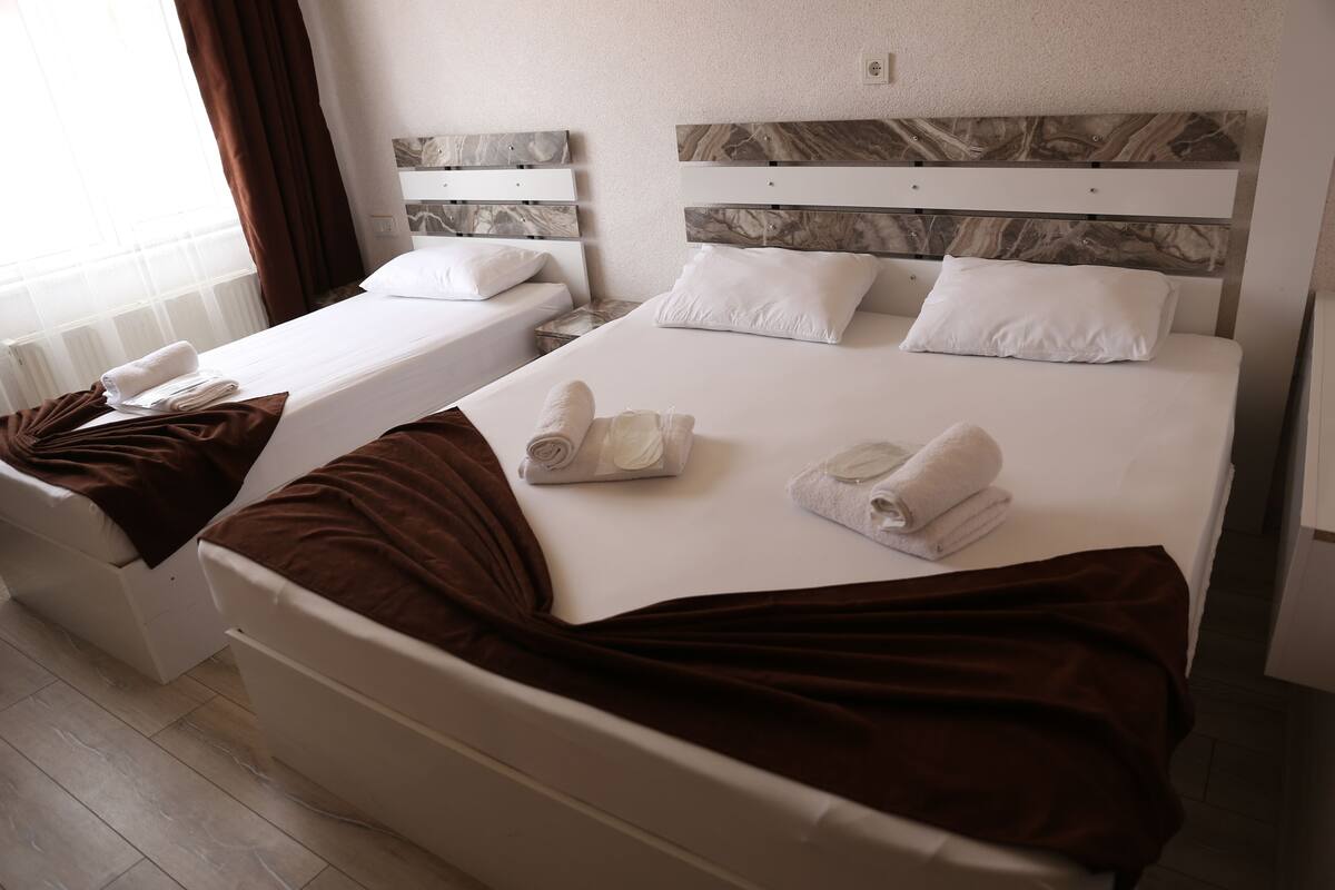 Shower, rainfall showerhead, free toiletries, hair dryer