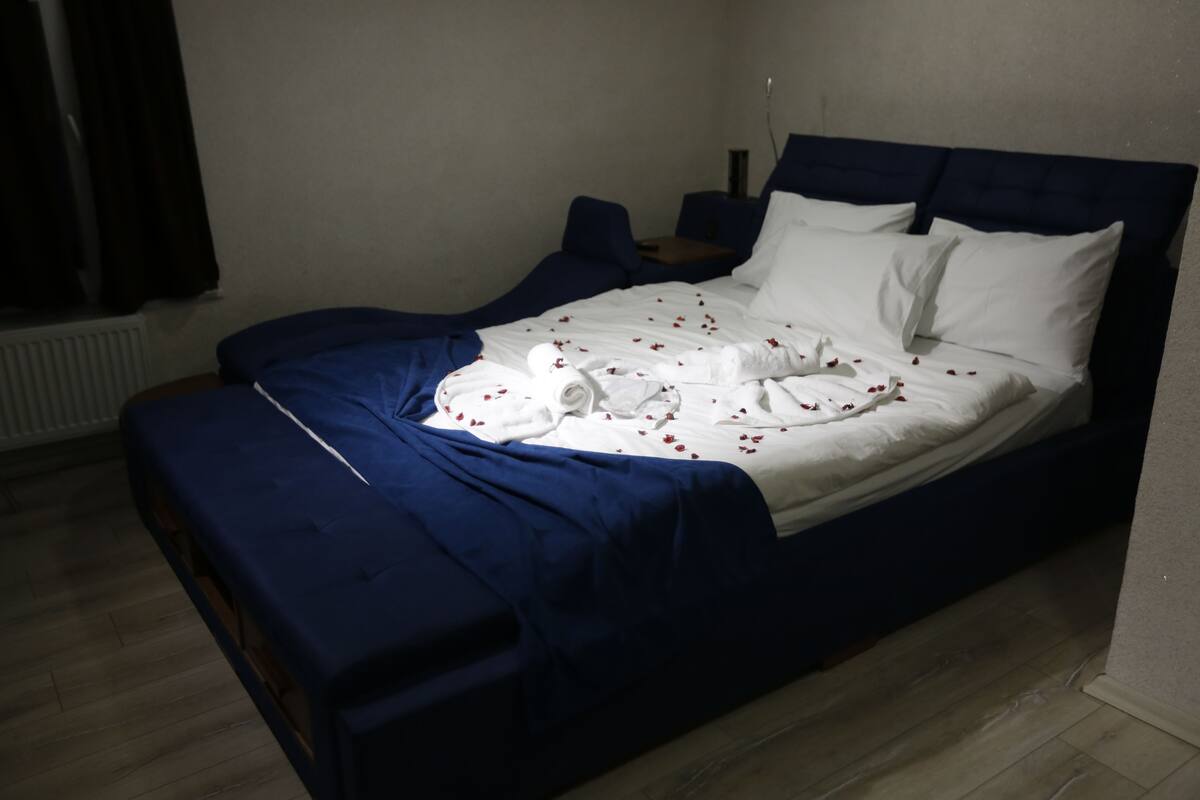 Iron/ironing board, free WiFi, bed sheets