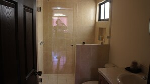 Een douche, handdoeken