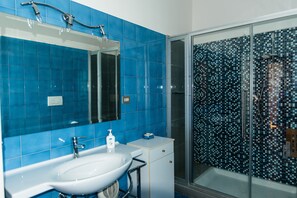 Combined shower/bathtub, hair dryer, bidet, towels - ANTIQUE VILLA CASA RINALDI WITH A GARDEN AND JACUZZI CLOSE TO ROME (Poggio Mirteto)