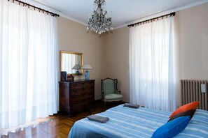 6 bedrooms, iron/ironing board, free WiFi, bed sheets - ANTIQUE VILLA CASA RINALDI WITH A GARDEN AND JACUZZI CLOSE TO ROME (Poggio Mirteto)