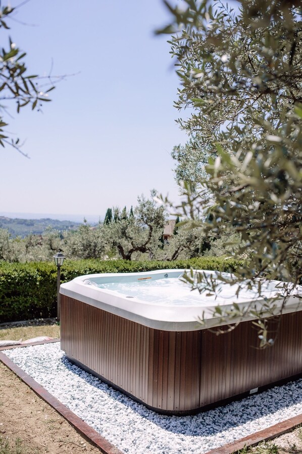 Outdoor spa tub - ANTIQUE VILLA CASA RINALDI WITH A GARDEN AND JACUZZI CLOSE TO ROME (Poggio Mirteto)