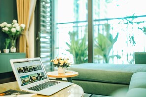 Suite presidencial, 3 habitaciones | Zona de estar | Smart TV de 68 pulgadas con canales por cable, una televisión