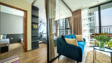 Suite Premium, 2 habitaciones, 2 baños | Área de sala de estar | Smart TV de 68 pulgadas con canales por cable y televisión