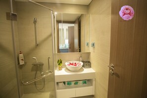 Shower, rainfall showerhead, free toiletries, hair dryer