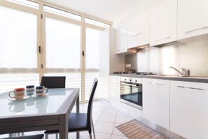 Full-sized fridge, microwave, stovetop, cookware/dishes/utensils - Induno (Turin)