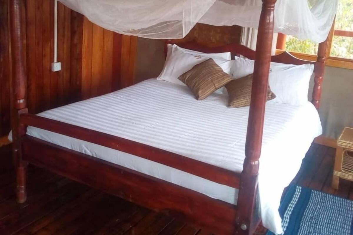 Desk, iron/ironing board, rollaway beds, bed sheets