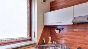 Frigorífico grande, placa de cocina y utensilios de cocina