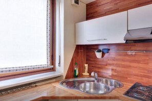 Full-sized fridge, stovetop, cookware/dishes/utensils