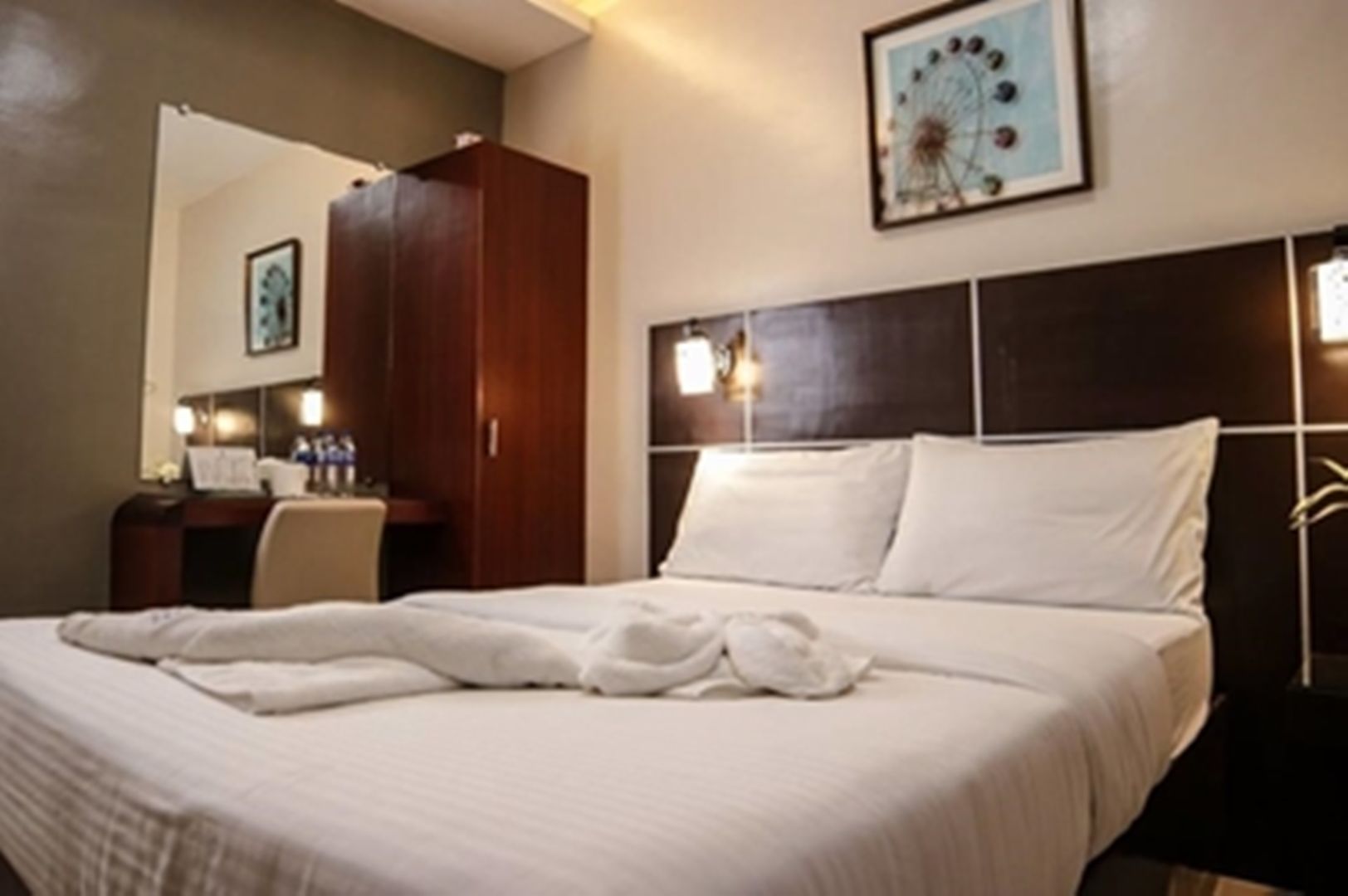 Escritorio, espacio para trabajar con un portátil, cortinas opacas