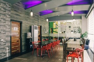 Se sirven desayunos, almuerzos, cenas y cocina filipina 