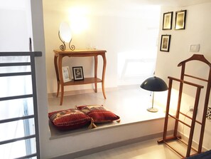 Großer Kühlschrank, Herdplatte, Kochgeschirr/Geschirr/Besteck