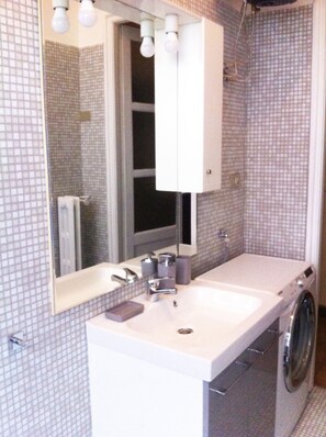 Shower, bidet, towels, soap - Ribet 11 (Turin)