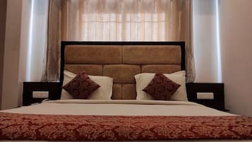 Kamar Standar | Seprai premium, brankas, meja kerja, dan ruang kerja ramah laptop