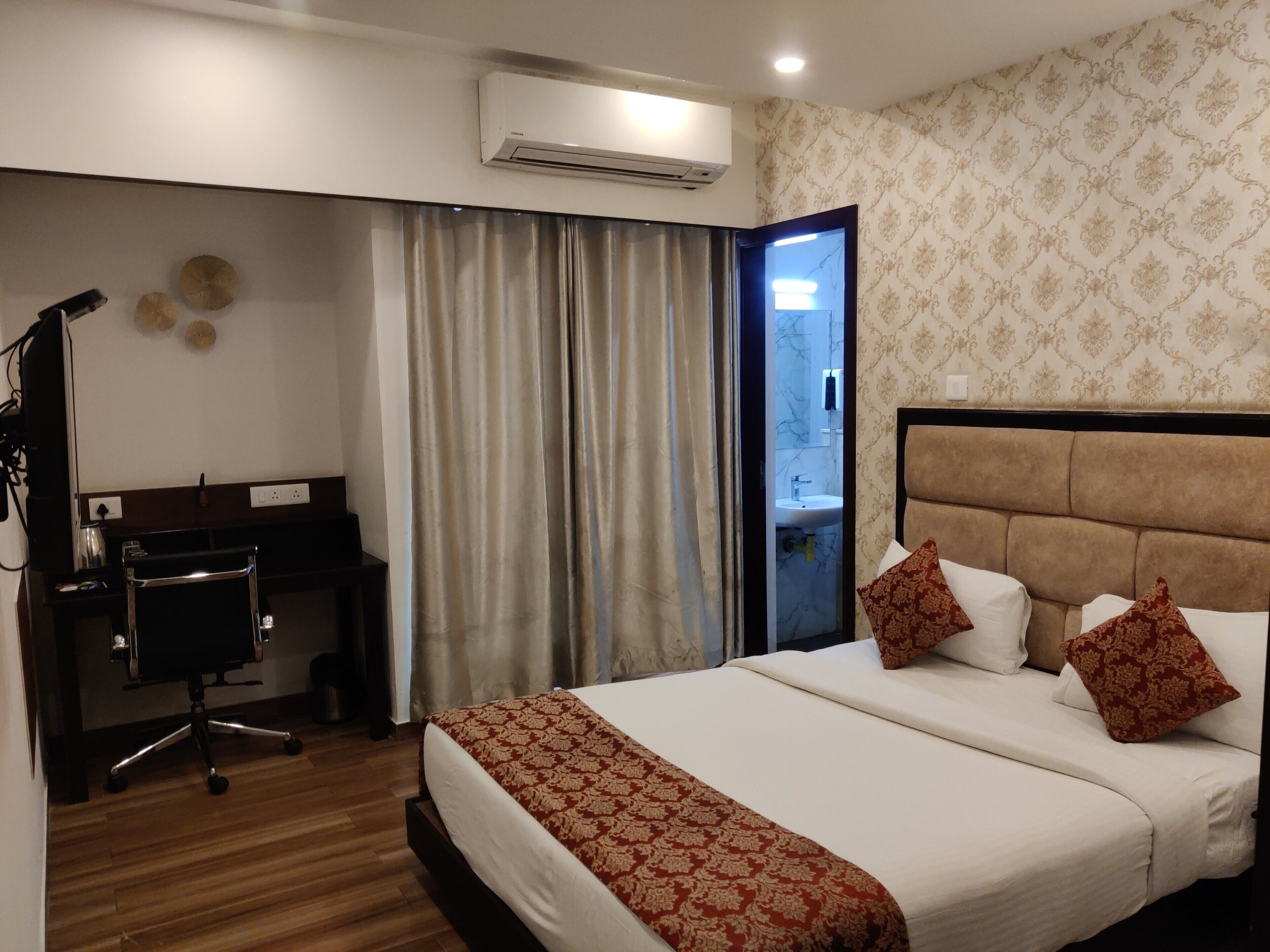 标准房 | 高档床上用品、客房内保险箱、办公桌、笔记本电脑工作区