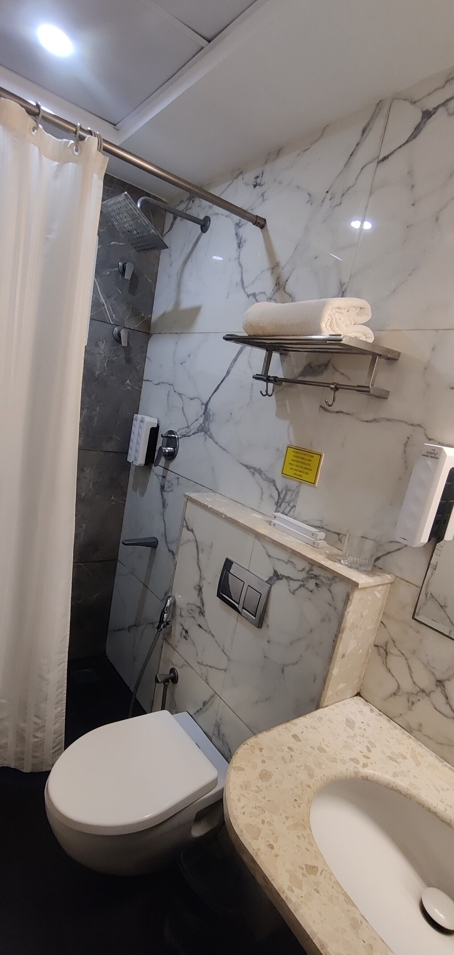 Un baño con inodoro, ducha y lavamanos.