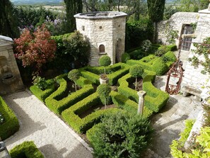 Property grounds - Mas en Provence with heated saltwater swimming pool & jacuzzi & boules court. (Ferrassières)